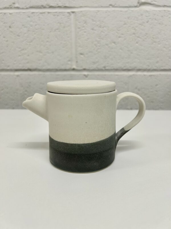 Monochrome tea-pot